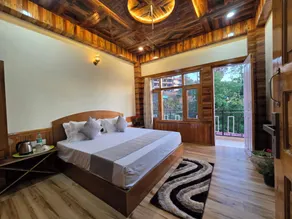 The Wooden Nook Chail - Camera