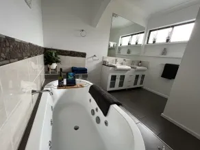 Elk Estate - Bathroom