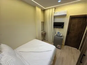 Night Pyramids Inn - Habitación