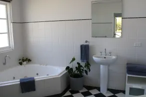 Upper Reach Spa Cottage - Baño