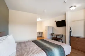 HomeTowne Studios by Red Roof Colorado Springs - Airport - Room