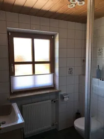 Appartement de vacances avec barbecue et jardin | Vue jardin - Salle de bain