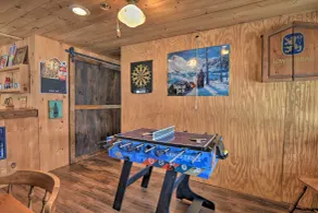 Rustic Madison 'Treehouse' Cabin with Game Room! - Innvendig