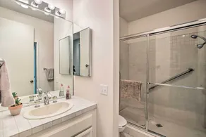 Rancho Mirage Condo w/ Mtn Views + Pool Access - Salle de bain