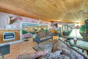 Lanesville Home w/ Pool Table, Bar & Deck! - Innvendig
