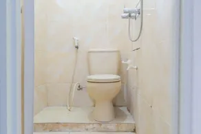 OYO Life 2590 Kost Assirot - Bathroom