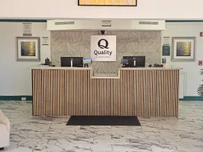 Quality Inn & Suites - Hall