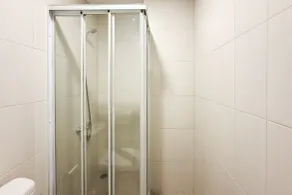 Warm Minimalist Studio At Apartment Harcosky Residence - Baño