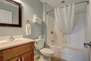 Tiffany's Motel & Condos - Badezimmer
