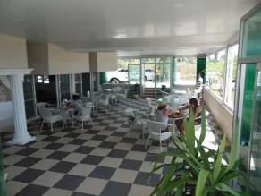 Zeus Hotel - Interior entrance