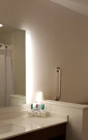 Holiday Inn Express & Suites Toledo West by IHG - Salle de bain