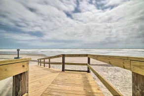 Oceanfront Texas Condo w/ Pool: Pets Stay Free - Innvendig