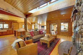 Sun Valley Log Home w/ Hot Tub & Mtn Views! - Innvendig