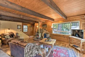 Near Vineyards: Cabin w/ Hot Tub in Pollock Pines! - Innenbereich