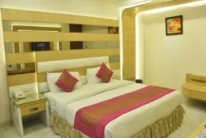 Aman Continental With Restaurant - 5Mins from Connaught Place ,Railway Station & Metro - Room