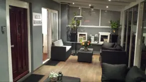 Alex Rooms - Lobby sitting area