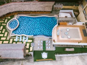 The Assemblage Point Resort - Piscina