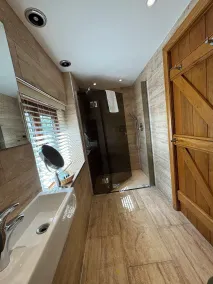 Heathrow Cottages B&B - Bathroom
