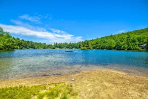 Lakefront Home w/ Decks & Views in Newbury - Interiör