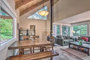 Peace in the Pines: Cle Elum Cabin w/ Trail! - Interiör