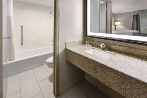 Days Inn by Wyndham Forsyth - Salle de bain