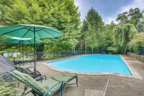 Serene Holmes Cottage Near Lakes & Trails! - Innvendig