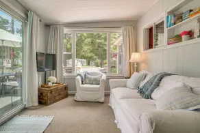 Charming Cape Cod Water-view Cottage - Interiör