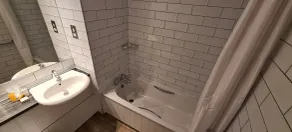 Boat & Horses Inn - Bathroom