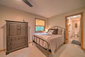 Custom-built Lakefront Cottage w/ Spacious Yard! - Innenbereich