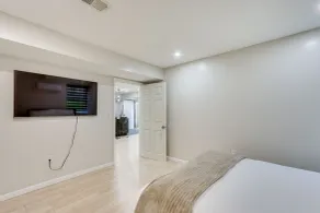 Modern Newark Vacation Rental ~ 3 Mi to Airport! - Værelse