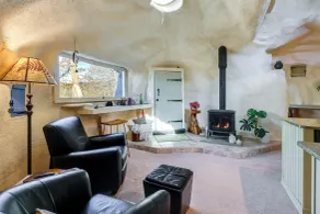 < 6 Mi to Arlington: 'whimsical Stone Abode!' - Innvendig