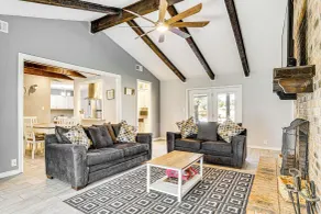 Pool, Game Room, Fast WiFi, 25 mile biking trail - Interior