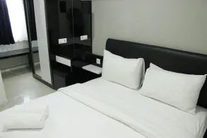 Direct Access to Pool 2BR Apartment at Parahyangan Residence By Travelio - Værelse