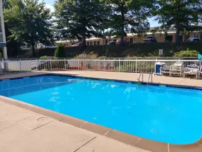 Super 8 by Wyndham New Cumberland - Piscine