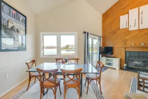 Dock + Pool Access: Condo on Smith Mountain Lake - Intérieur