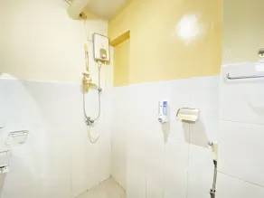 Graceful 2BR Apartment at Gateway Ahmad Yani Cicadas By Travelio - Badeværelse