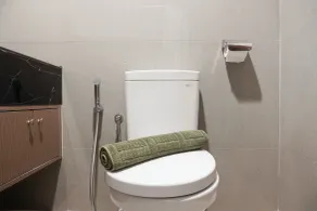 New Furnished Studio West Vista Apartment near Puri Indah - Baño