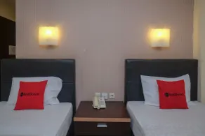 RedDoorz Plus @ Grand Populer Hotel - Room