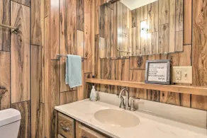 Retro Rhinelander Lake Retreat w/ Fire Pit! - Innvendig