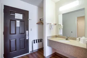 Motel 6-Williams, AZ - West - Grand Canyon - Bathroom