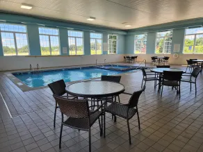 Holiday Inn Express Hotel & Suites Cadillac by IHG - Piscina