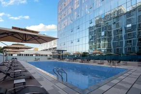 Ramada by Wyndham Honghe Kaiyuan - Piscina