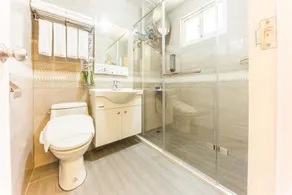 Full House - Bathroom