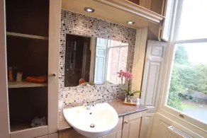 The Dower House Apartments - Bathroom