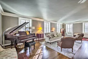 Spacious Estate w/ Courtyard: 2 Miles to Downtown! - Innenbereich