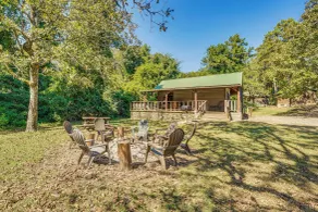 Rustic Cabin w/ Hot Tub Near Broken Bow Lake! - Interni