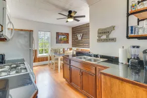 Half-mi to Dtwn Wendell! 60s Farmhouse w/ Fire Pit - Interiør