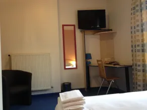 Hotel César climatisation dans la majorité des chambres Centre-ville Gare Charleville-Mézières - Room