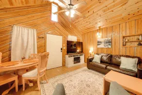 Rustic Cabin w/ Hot Tub Near Broken Bow Lake! - Interni