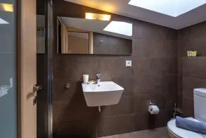 Solon - Deluxe City Center Apartment - Bathroom